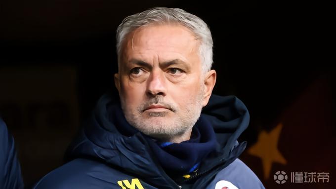 记者：穆里尼奥今天下午抵达马德里，开始在皇马的工作