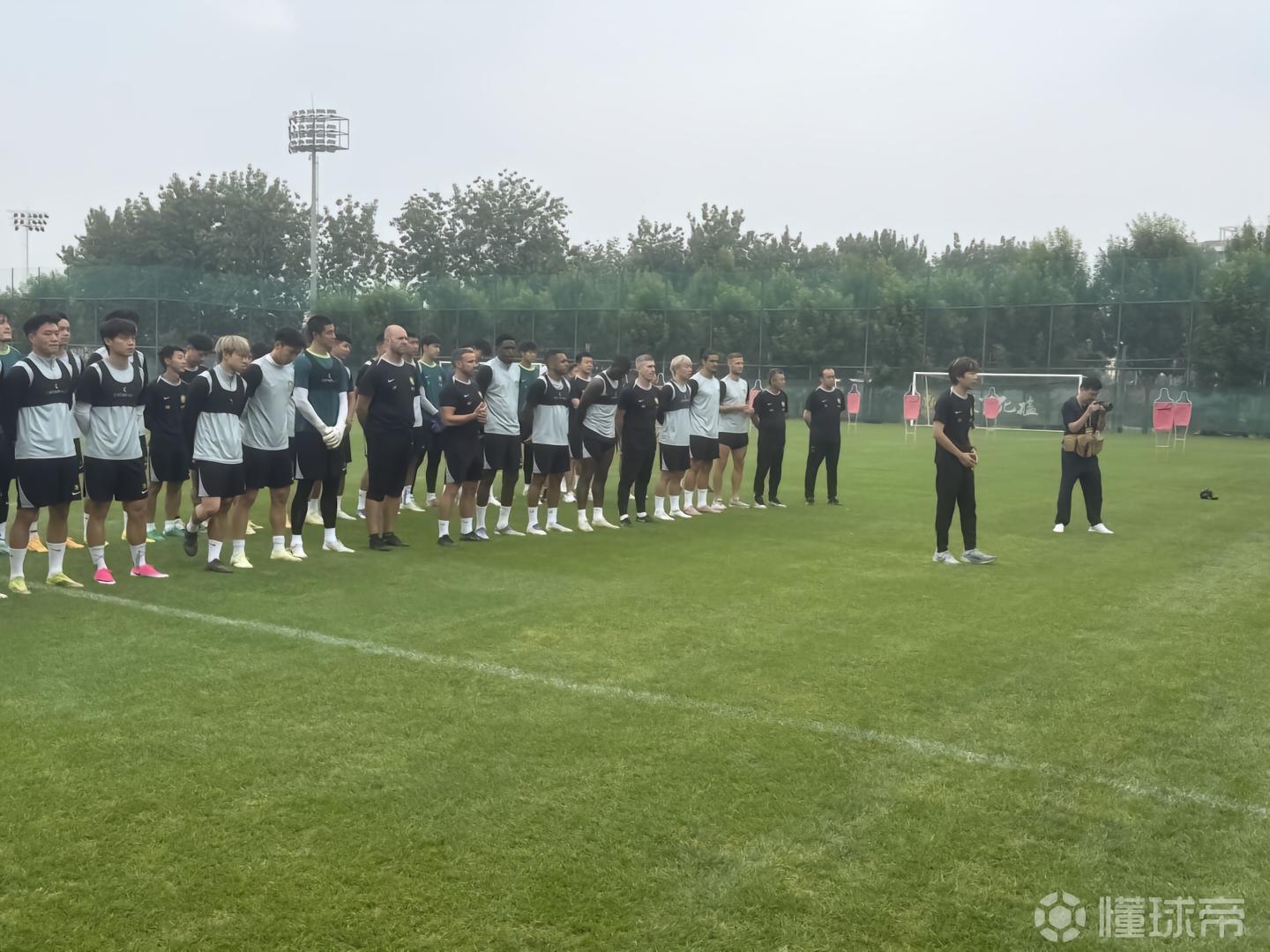 国安举行开放日活动,训练前全队为不幸去世的员工默哀